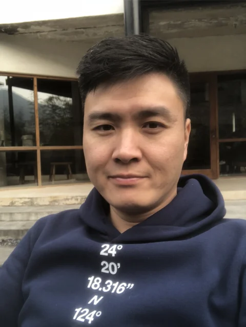 杜吉慧2017年的旧照，身穿深蓝色连帽衫
