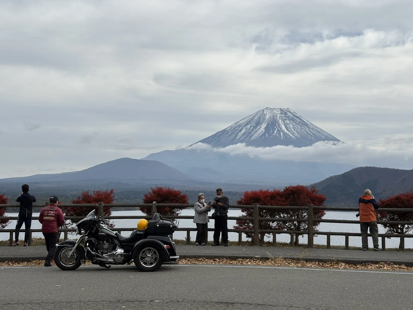 个人相册里的富士山、湖岸和路边的摩托车